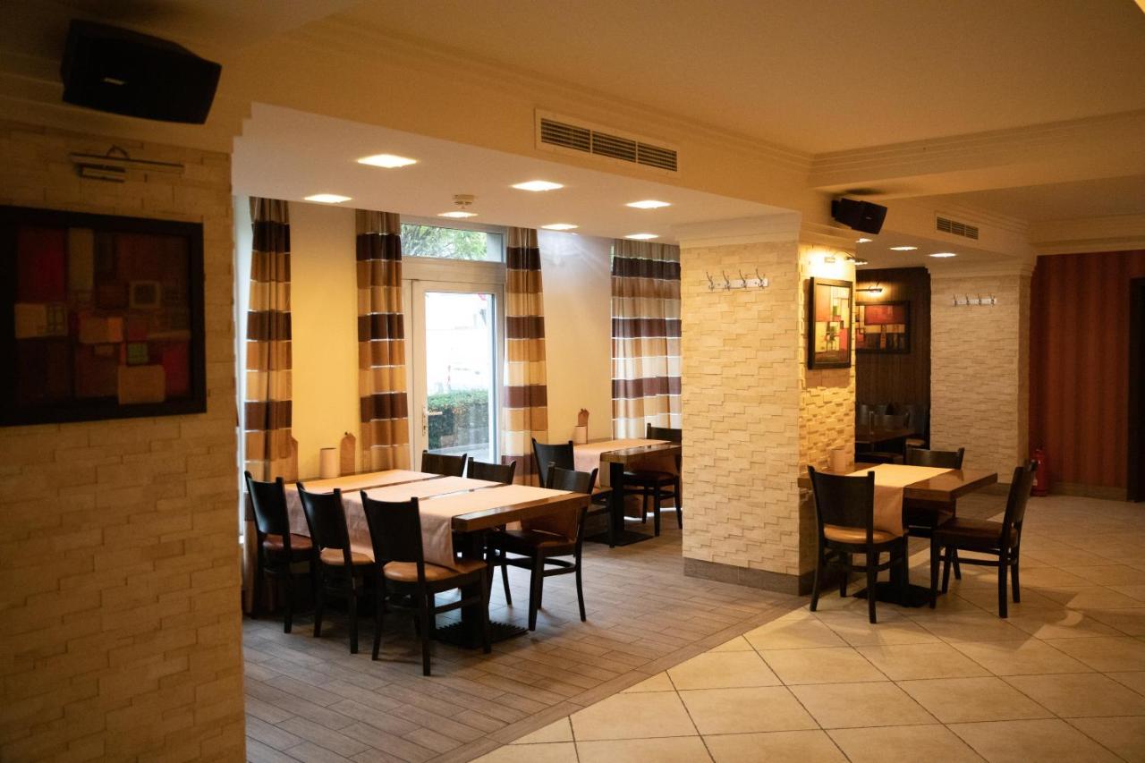 Hotel Check Inn Timisoara Ngoại thất bức ảnh