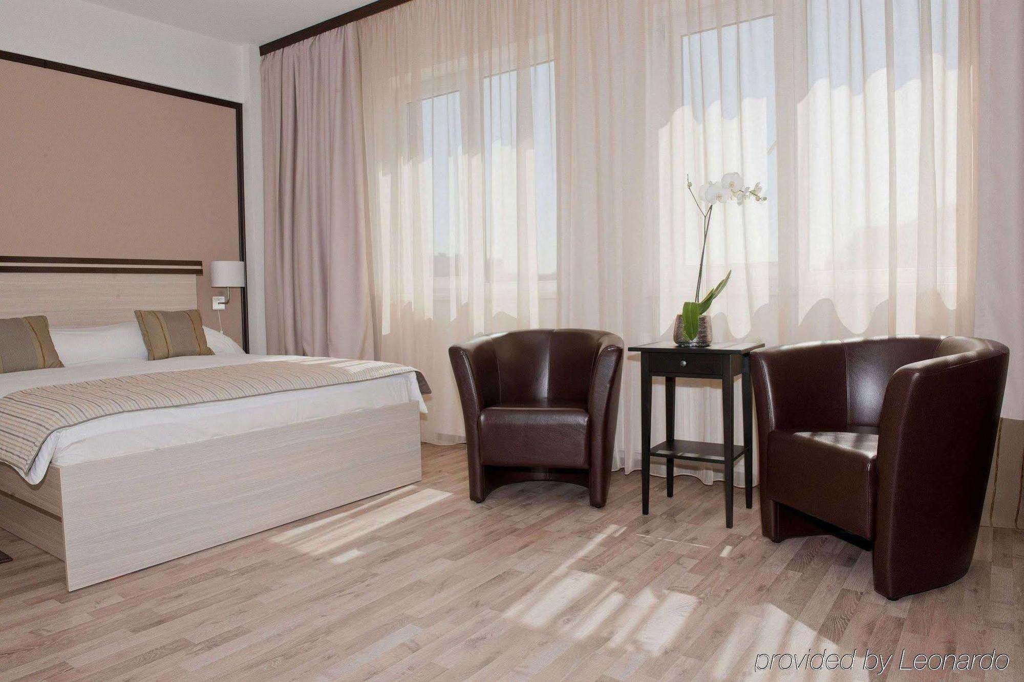 Hotel Check Inn Timisoara Ngoại thất bức ảnh