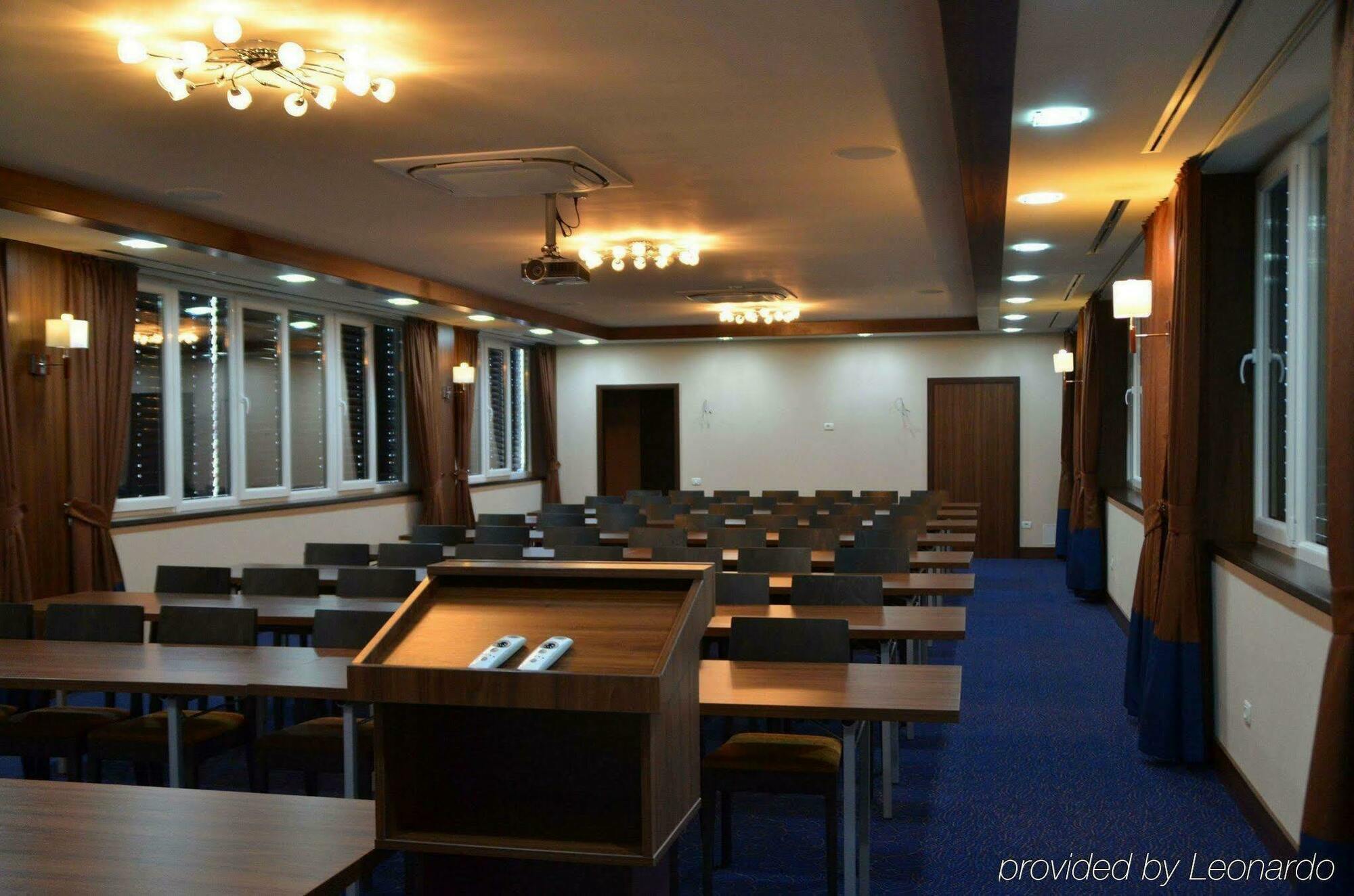 Hotel Check Inn Timisoara Ngoại thất bức ảnh